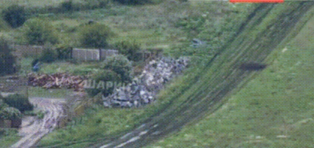 苏梅地区，俄军侦察无人机在尤纳基夫卡发现乌军堆放在村庄附近的大批混凝土反坦克锥