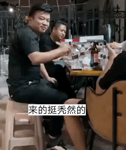 看到了吧，这就是发型的重要性，拿掉假发瞬间从小伙变大叔[捂脸哭]