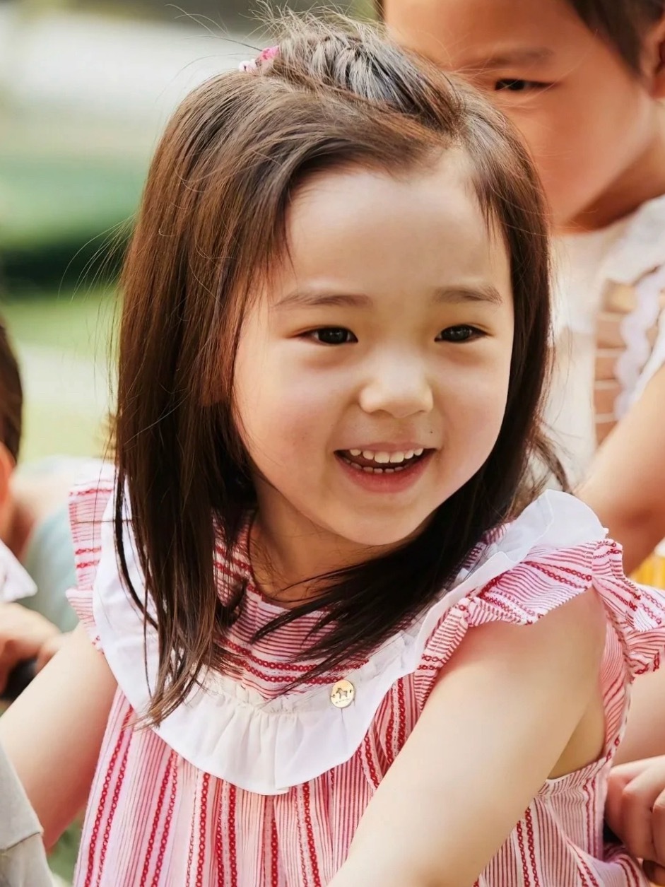 遗传了妈妈美貌的小酒窝不得不感叹基因的强大！董璇小时候一看就美人胚子，小酒窝完美