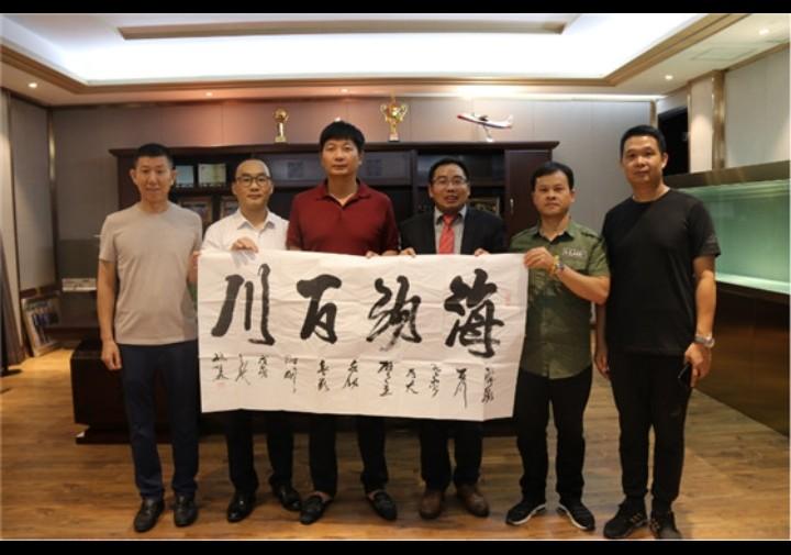 刘忍很高的，他高约1.93米。人长得倒是人模人样的，背地里却干着人神共愤，畜生不