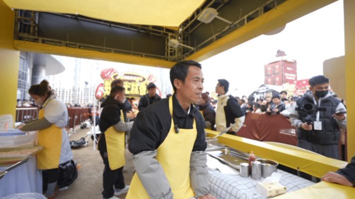 鸡排哥温州饭撒鸡排哥提前在温州过年了巧克力味鸡排当“年货”！鸡排哥在温州狂撒福