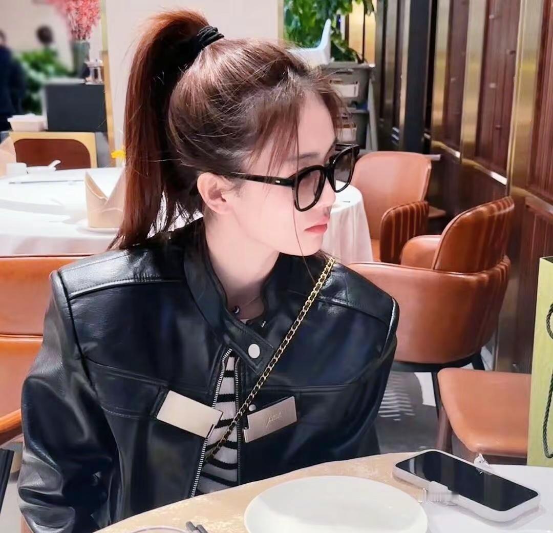 一股强劲的音乐袭来…。白鹿穿搭