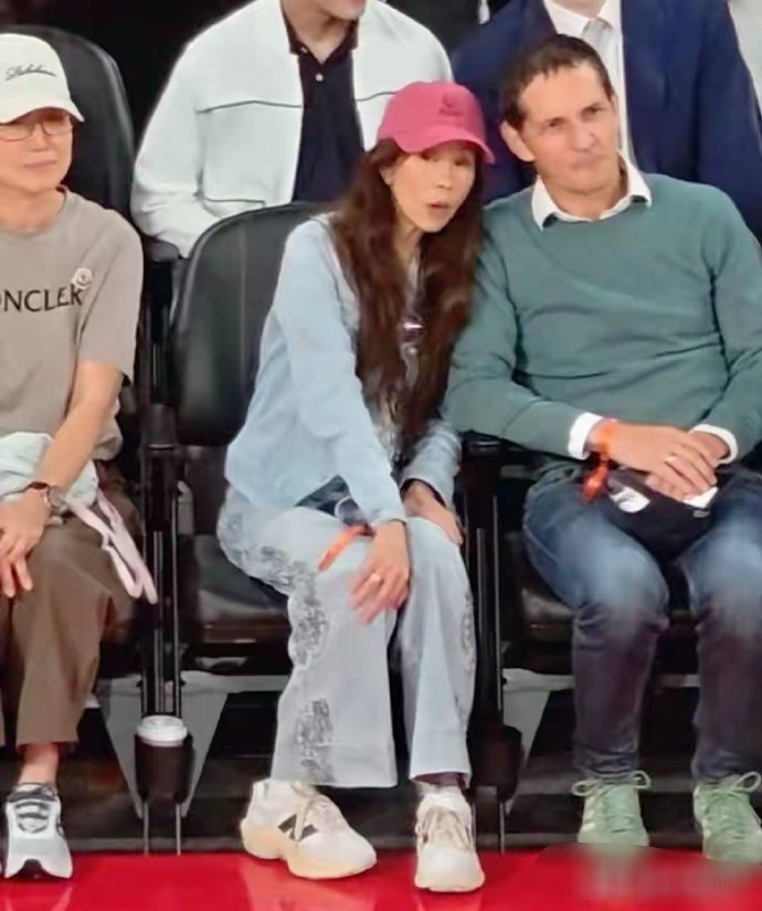 莫文蔚和德国老公在澳门看篮球赛，她的老公面相好慈祥，挺帅气的​​​