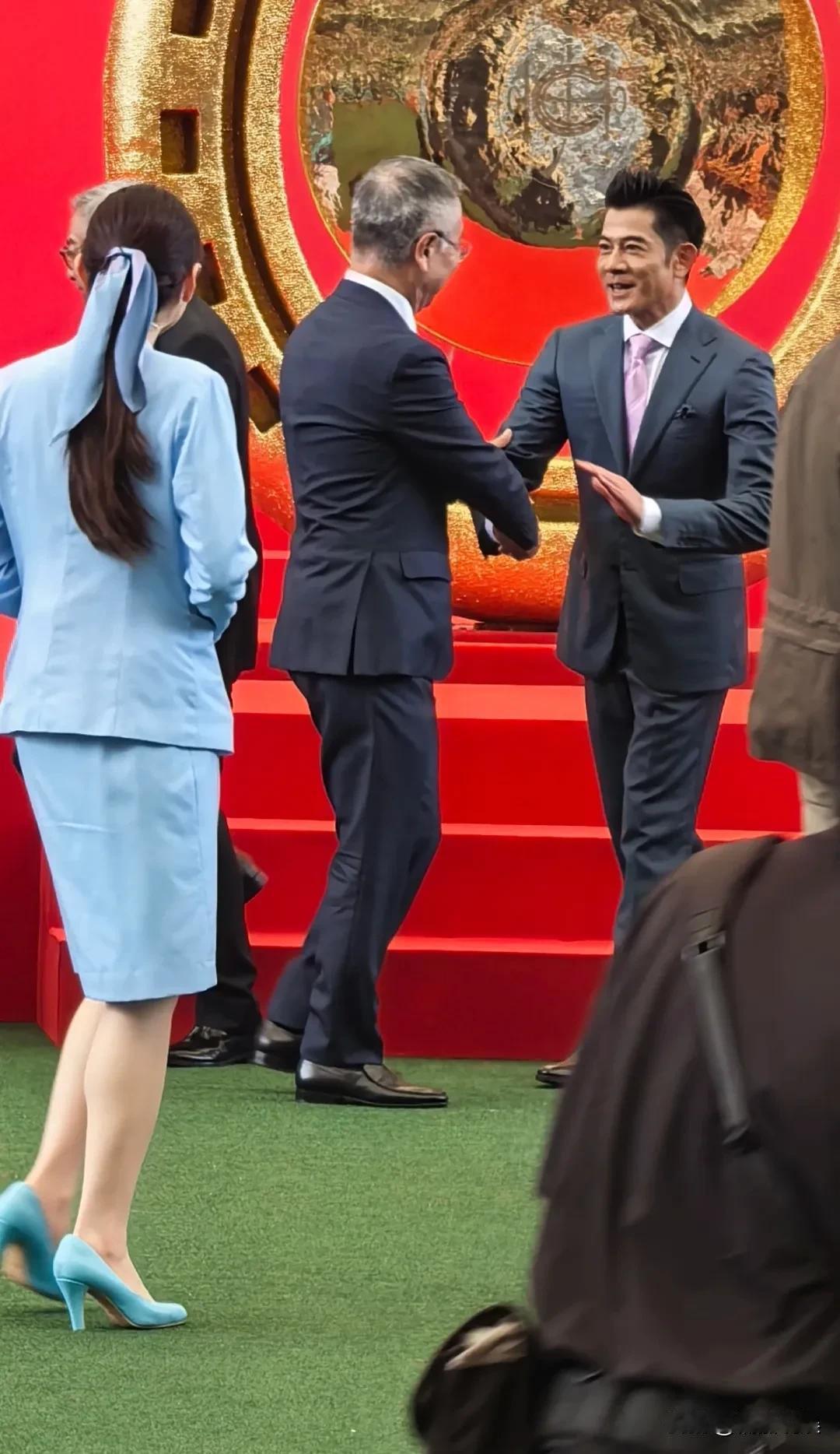 61岁的郭富城现身香港沙田马场开锣日，生图的他容貌没有网友口中说的那么年轻，脸上