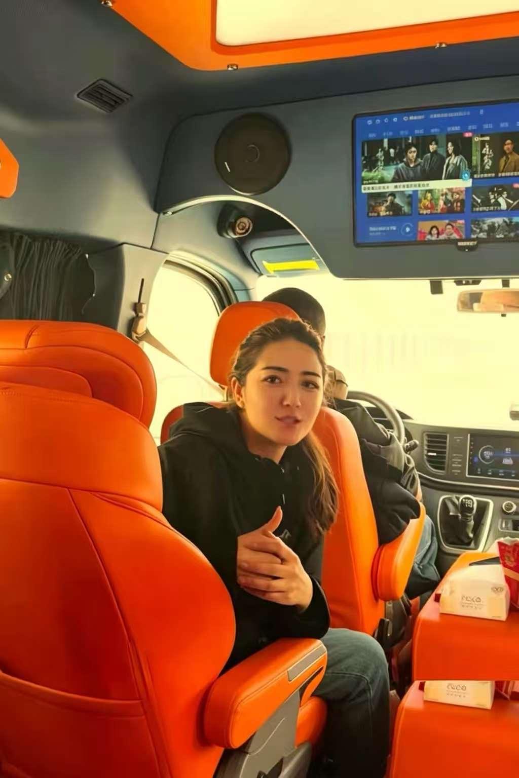 新疆26岁导游迪丽努尔·吐尔逊江，带领台湾同胞组成旅行团，经过天山胜利隧道时，顺