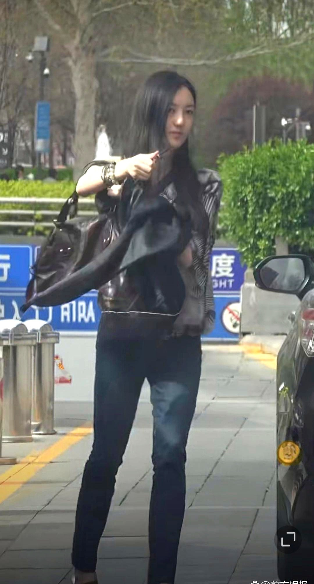 李嫣这孩子，最近被拍到和朋友逛商场。照片里，露肩T恤配牛仔裤，亭亭玉立，大长腿确