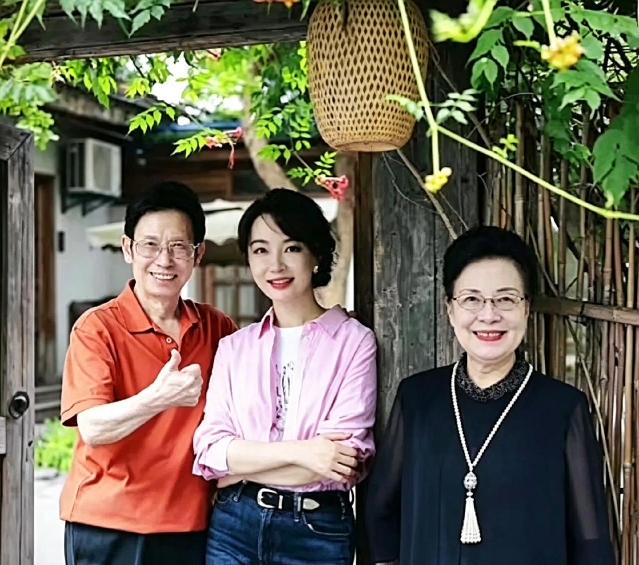 陈数跟爸妈在自家院子拍了张照。她爸竖着大拇指，妈妈戴个长项链，老两口精气神真好。