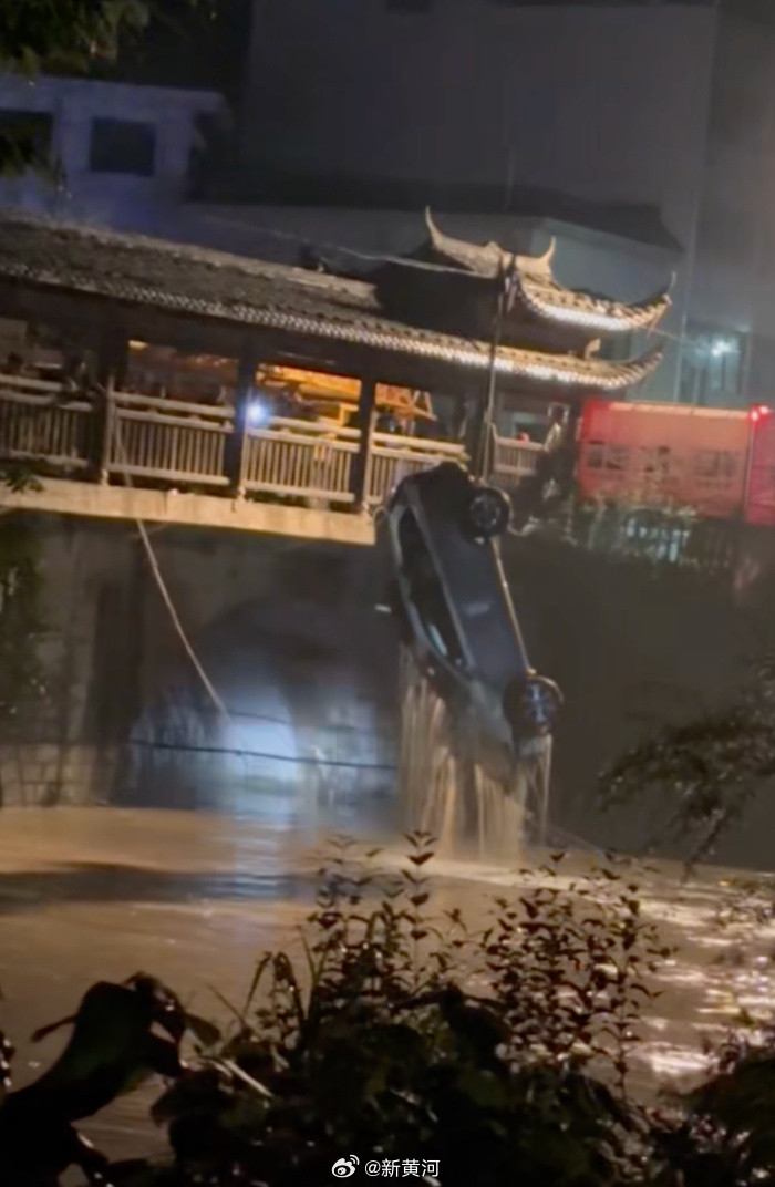 【#当地回应一车辆坠河致5人死亡#：事故现场已封闭，还在调查】#福建一车辆发生