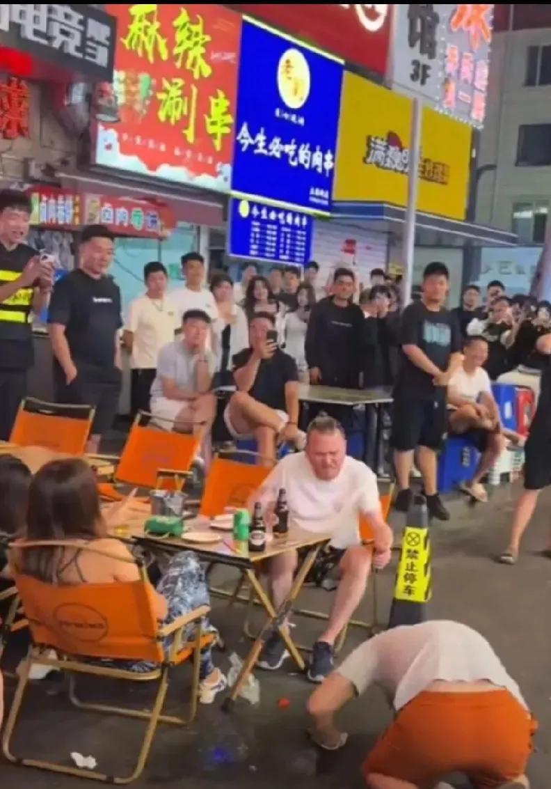 骨头这么软，这人绝对人设崩塌，你跪外国人，不管什么原因，为啥非跪老外那，老外都懵