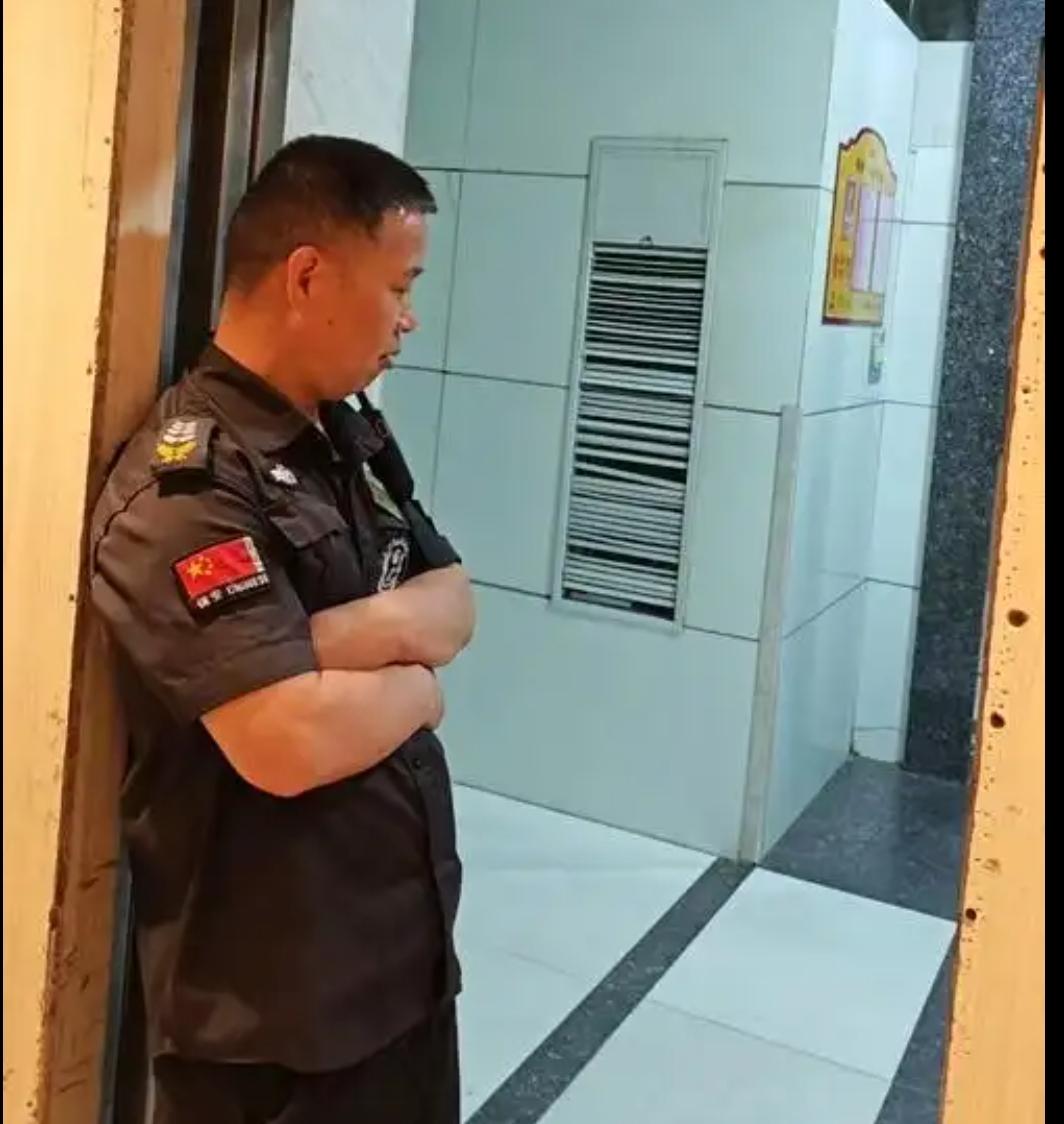 前天来了一位保安，有点死脑筋。班长安排他在大门口值班，交代他要做好大门出入人员的