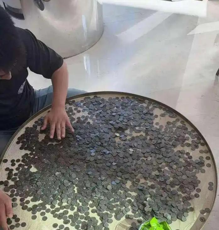 踢到钢板了！上海，男子带20000多枚，共140斤的硬币到银行兑钱，结果，银行不