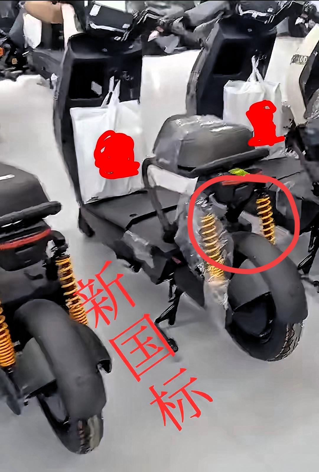 新国标电动车的“反人类”设计，真的不让人怀疑是资本做局都难！铁壳硬邦邦坐着