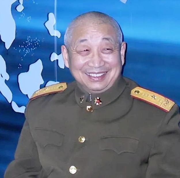 1990年，在中越战俘遣返仪式上，“叛变”军官汪斌拖着仅37公斤重的身体