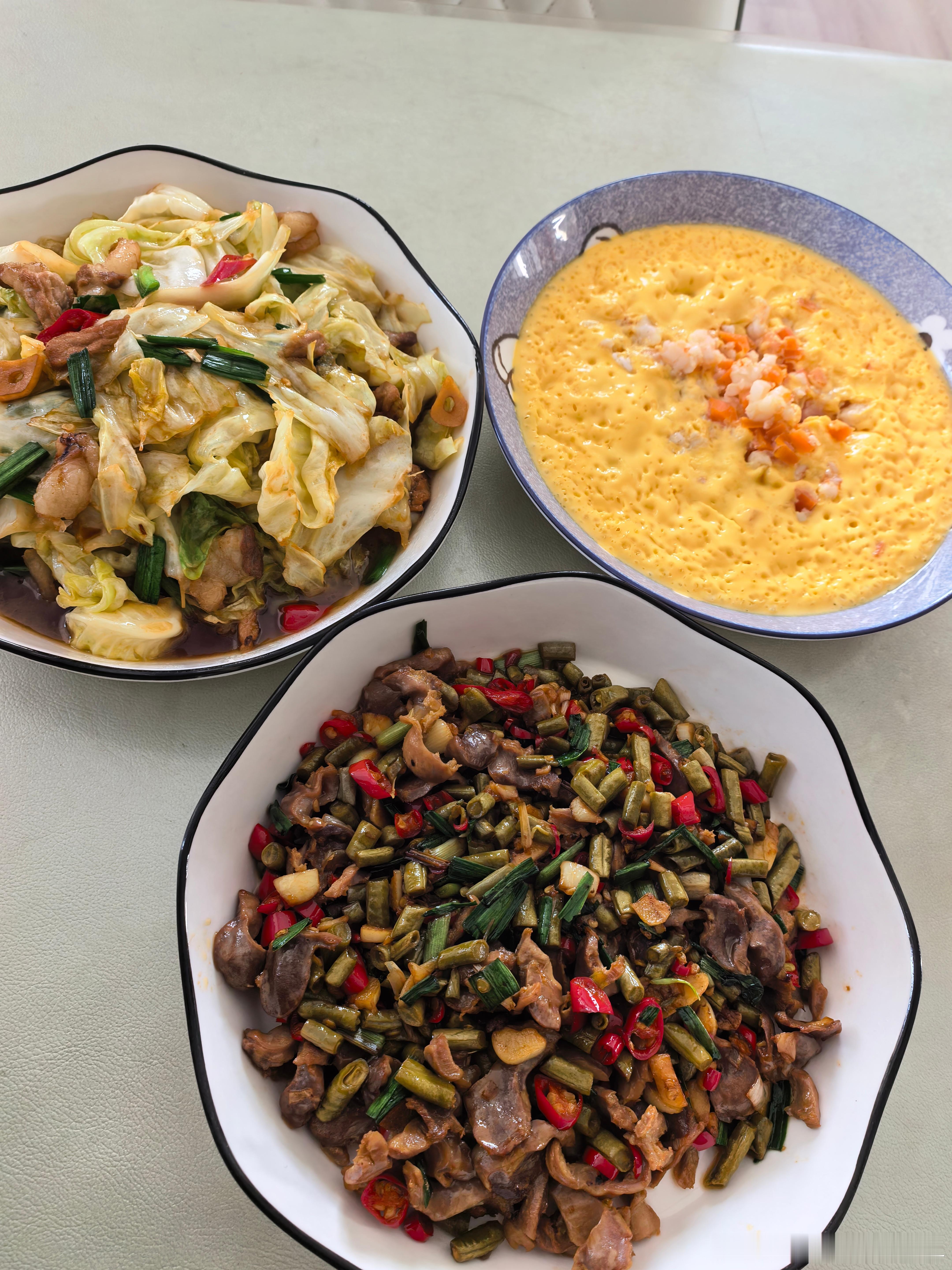 中午好吖。又是一顿敷衍的午饭。这个包菜虽然不是干锅的。但确实是手撕的。酸豆角炒鸡