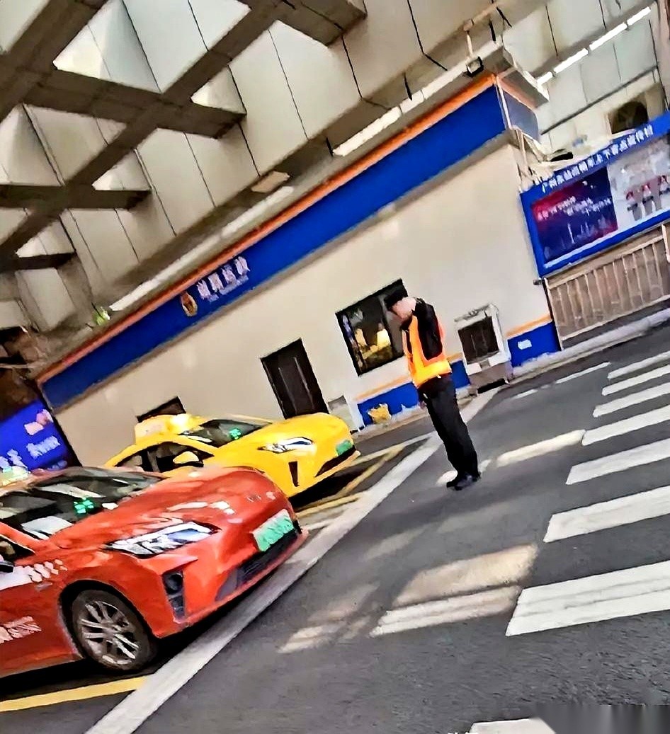 带老人出站，在广州东站，我居然硬着头皮去打了辆“出租车”。真的，心都...