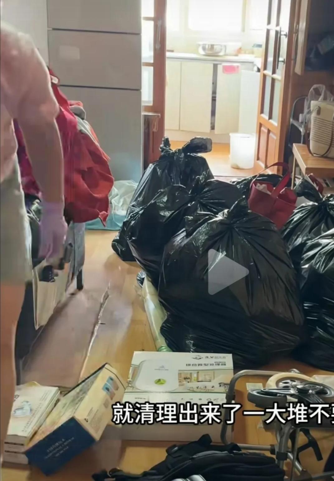 人去世后，必须要马上断舍离吗？上周公公心梗去世后跟婆婆生活的那个小家彻底没人