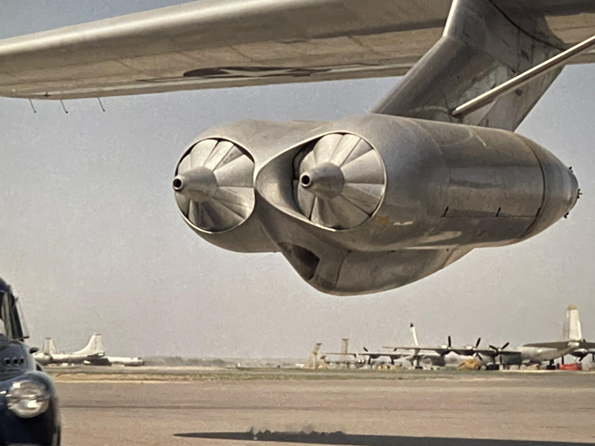 B-36在正常巡航飞行中，喷气发动机会关闭以节省燃料。当喷气发动机关闭时，百叶