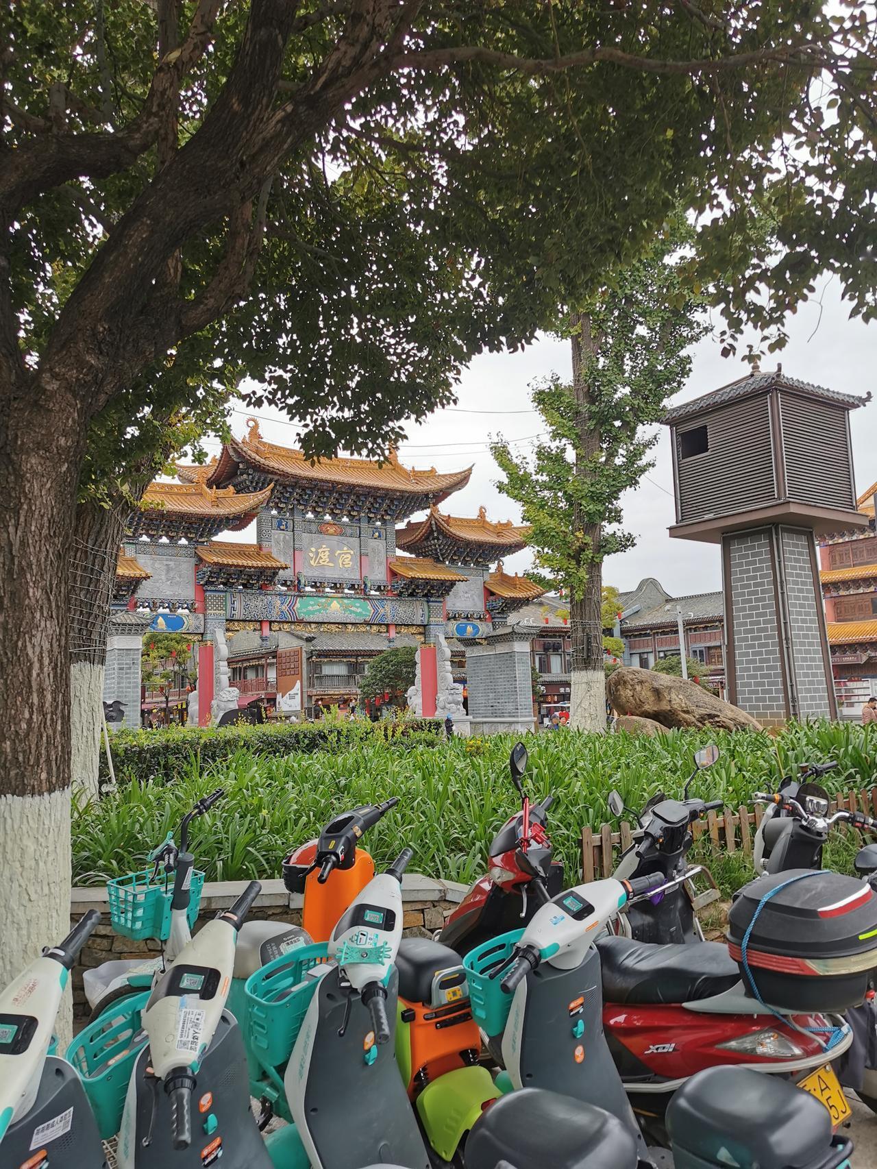 今天路过昆明官渡古镇，没进去。边上转了一下。官渡区是昆明比较大的一个片区，也是