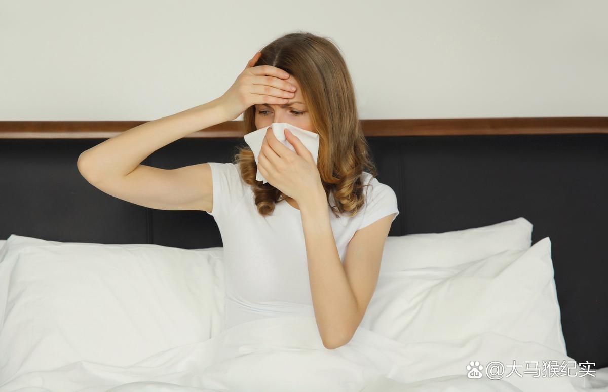 医院电梯门开，前妻林芳坐在轮椅上。瘦得脱形，手背粘着留置针。陪领导体检撞见的。