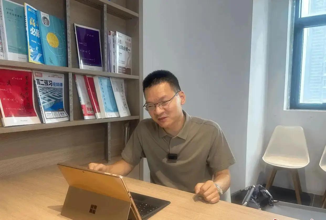 湖北网红数学老师"勇哥"（王文勇），38岁，连续四年以社会考生身份参考仅考数学一