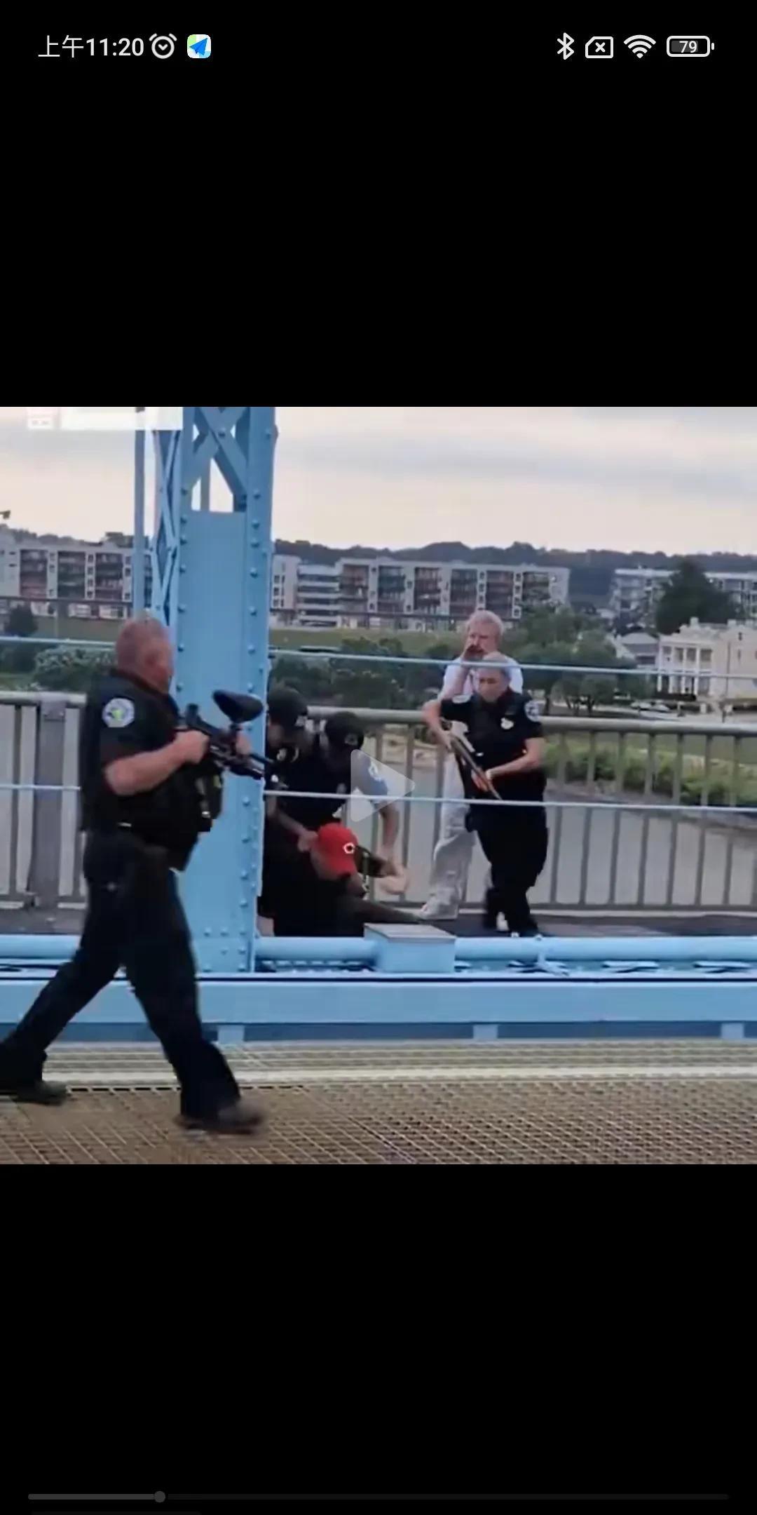 这才叫“暴力执法”!一段视频在网上发酵，一群美国警察拿着枪，牵着大狼狗，追着暴揍