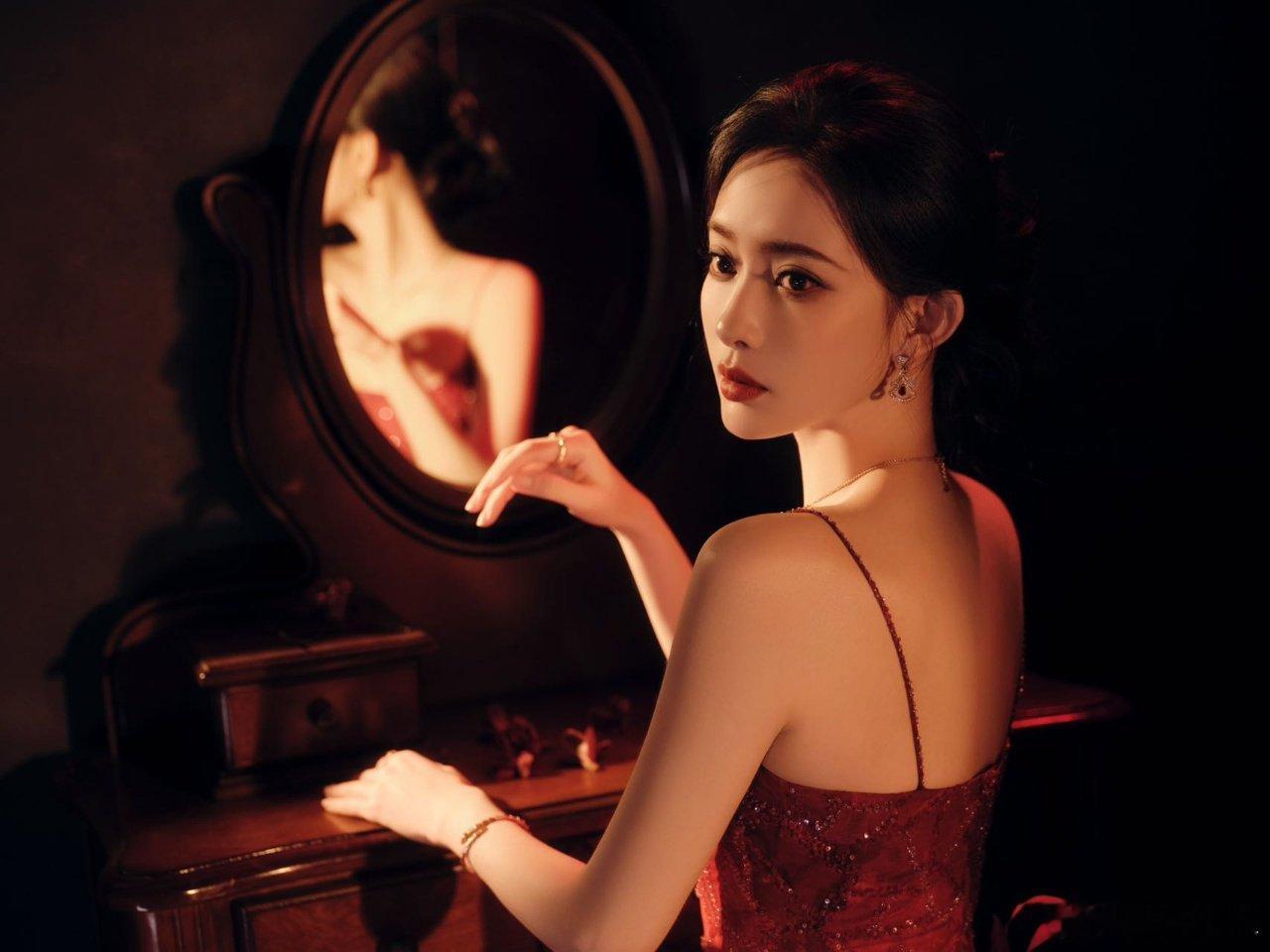 孟子义 一袭红裙明艳动人，孟子义的金鱼泪更是一绝，晶莹的泪珠滚落的瞬间，瞬间戳中