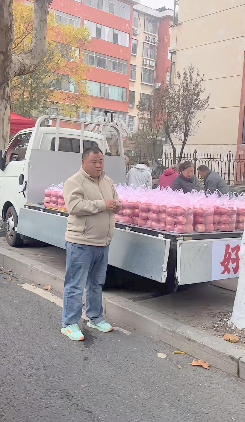 山东苹果哥摊位火了，果梗统一朝向暗藏玄机前两天跟老同学聊天，他说到淄博买的苹果