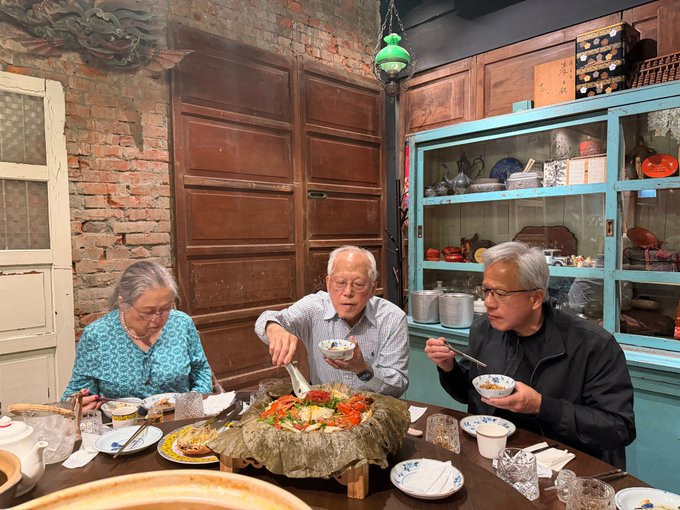 黄仁勋陪父母在一家普通小店吃晚餐。桌上是家常菜，身边是父母，没有镁光灯和大场面。