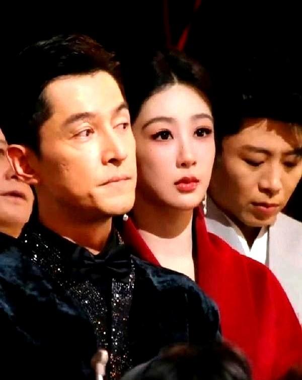 内娱导演都睡着了吗？胡歌和杨紫这组同框，简直是现成的剧本封面。胡歌纯黑西装单
