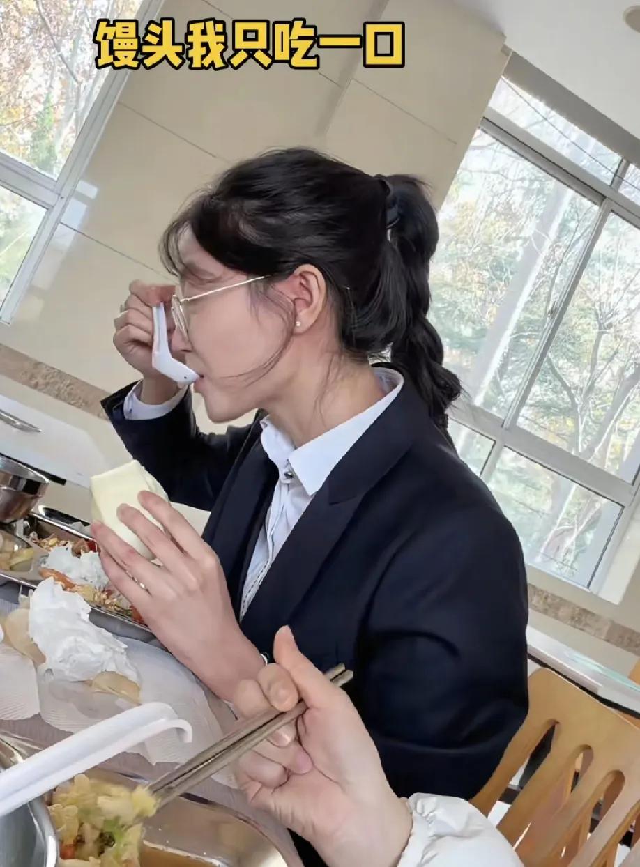 山东一女生晒朋友吃饭的样子，自己才咬了一口，女生直接一口一个馒头，甜美的长相，霸