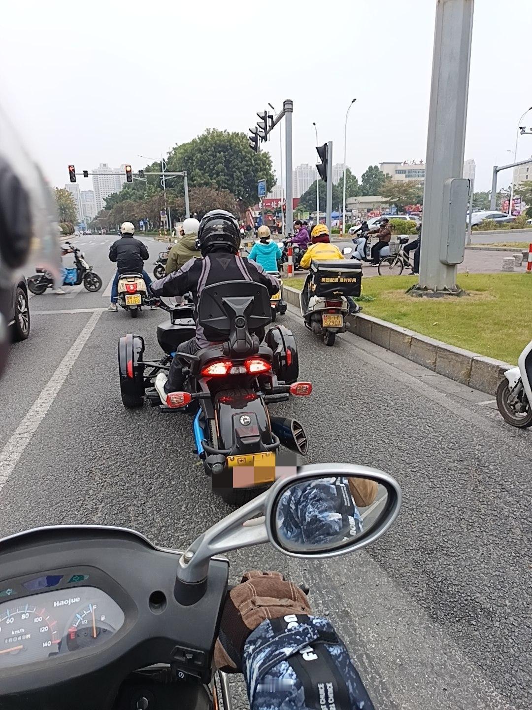 今天我看到这台摩托车有一件事不知道怎么说才好我发现一个很严重的问题你敢