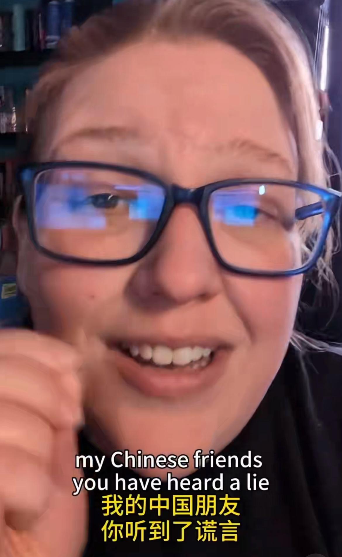 美国人劝告中国人：你们听到的都是谎言，当洗碗工三年并不能买房，这只是美国的宣传，