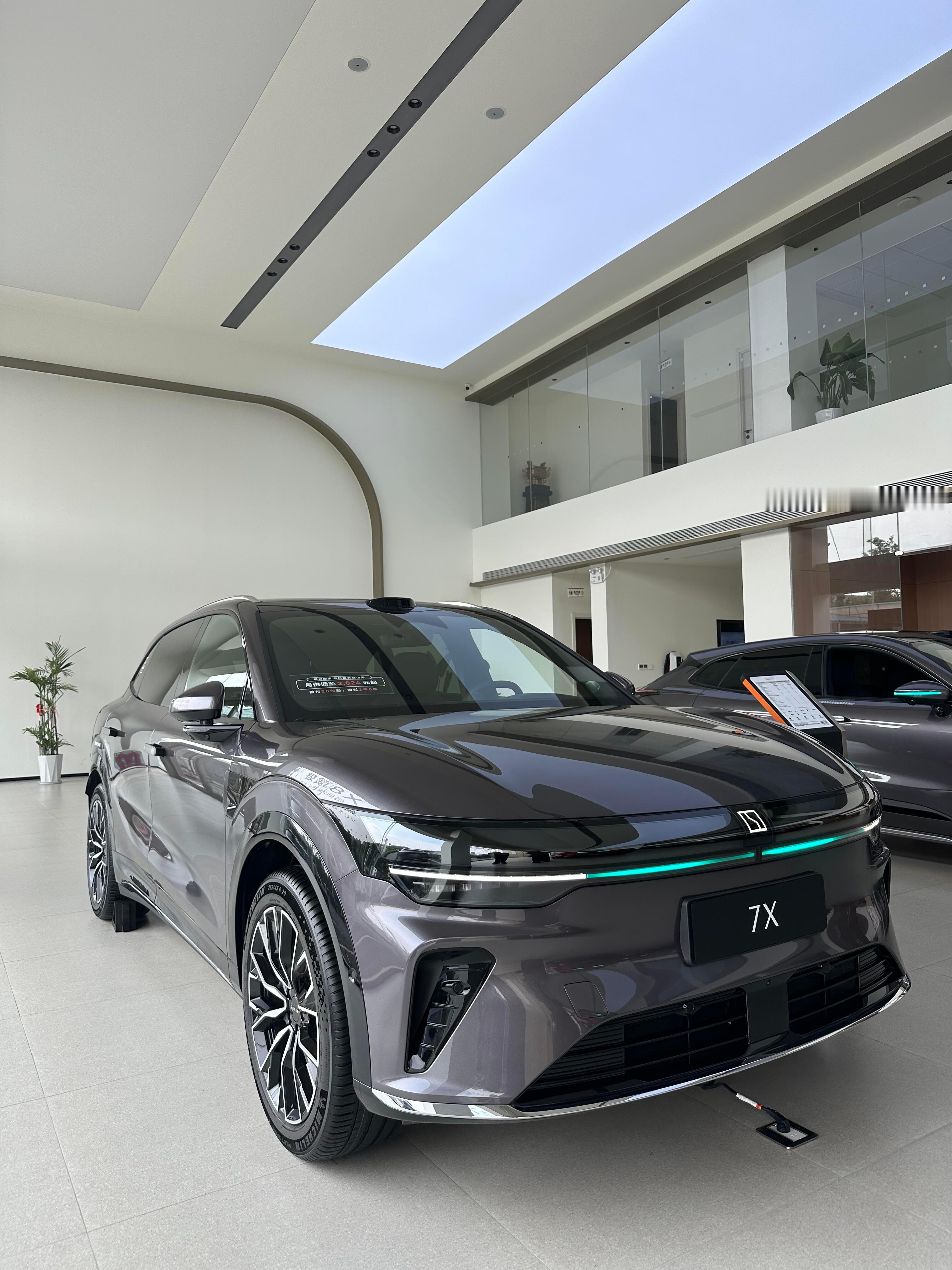 理想i6和极氪7X，怎么选？指导价同为20多万纯电车，取向完全不同。理想i6是中