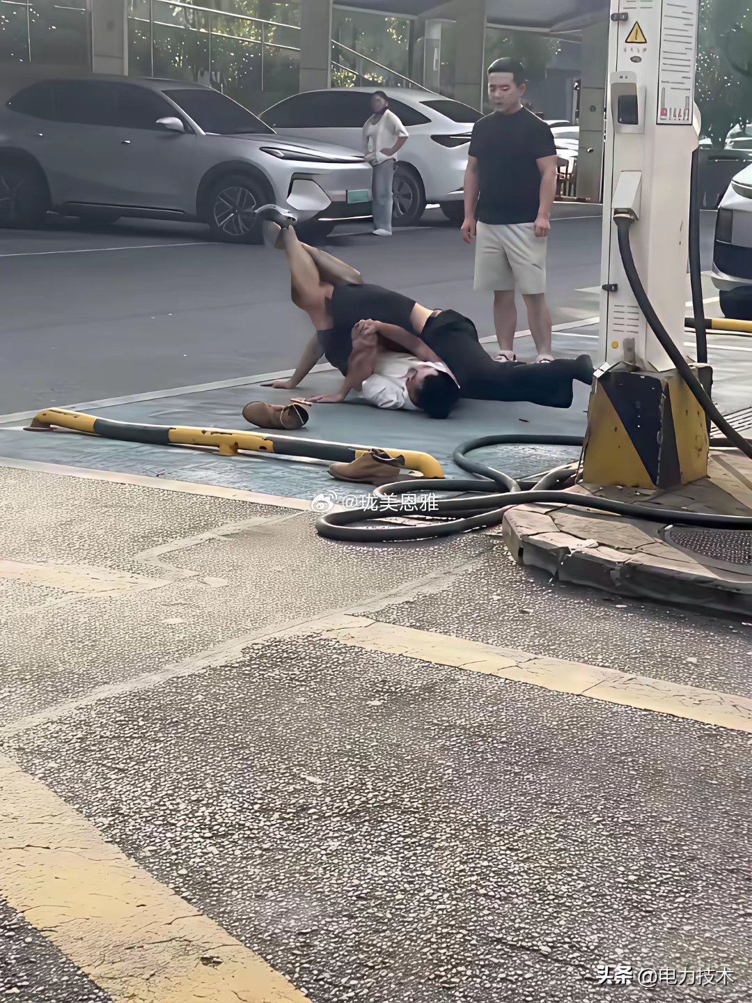 加油站只有送玻璃水，送洗车，没意思！还是这个看着过瘾