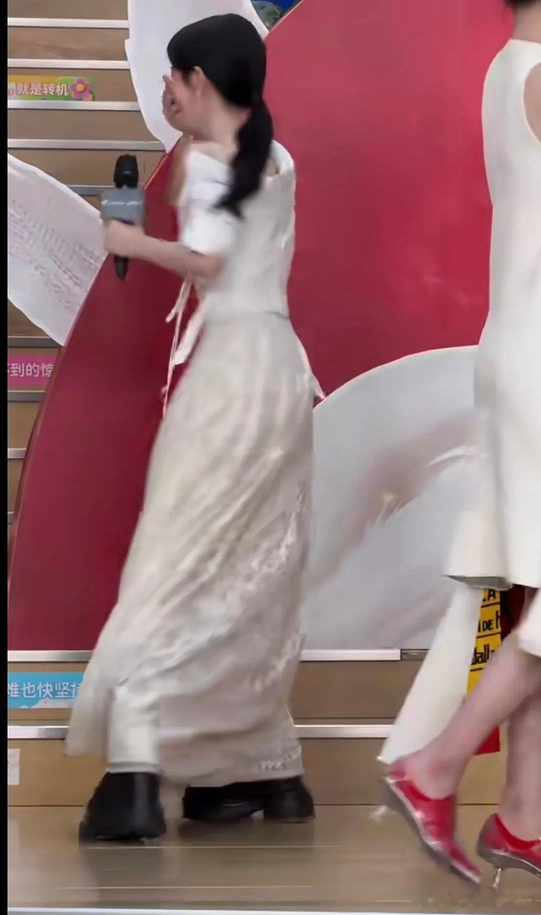 鞠婧祎也垫的太夸张了，怪不得觉得她长高了