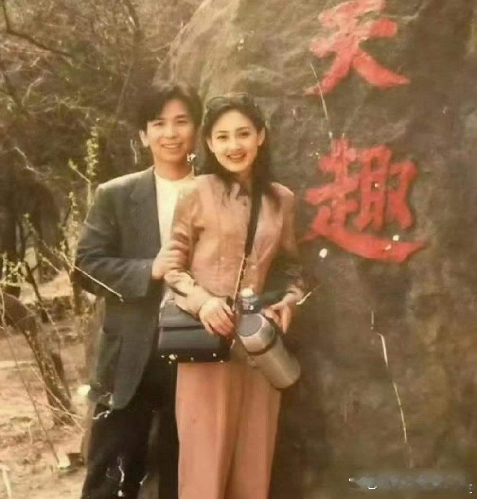 这是牛莉和她老公年轻时候的照片，在那个没有美颜的年代美成这样！