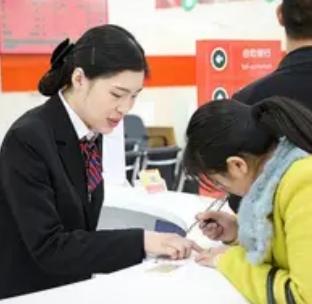 凌晨点外卖冻银行卡？四川男子的荒诞遭遇，戳中无数人痛点“以为是赌鬼，没想到