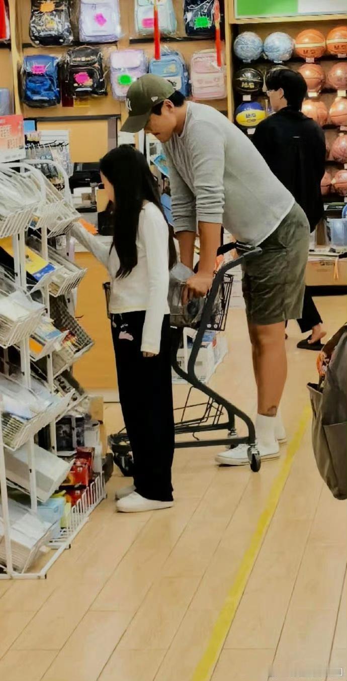 高云翔，这是有危机感了吧？国庆节，高云翔带女儿小酒窝逛文具店登上热搜第一。董