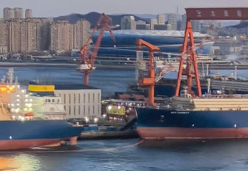 004新侧视图，已上飞行甲板[墨镜]这是早上6点拍的，真是三班倒、通宵达旦的