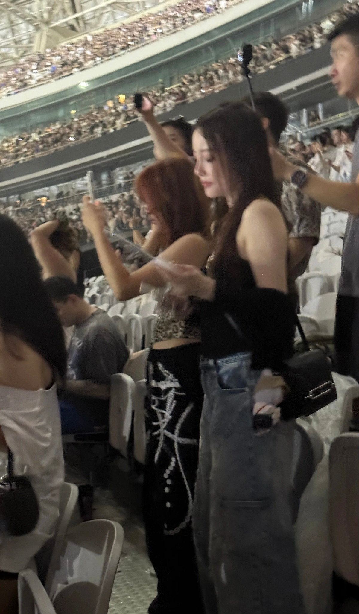 甜馨去看侃爷演唱会甜馨还好，最开心的是妈妈李小璐，她还是那么爱说唱[捂脸哭]​​