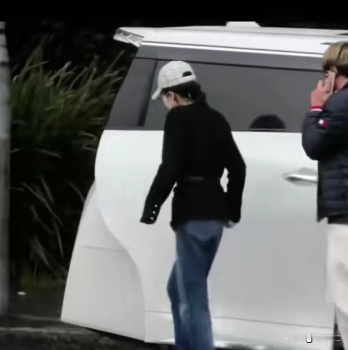 杨兰兰事件为什么激发国人的关注度？真正的原因，并不是她的财富多，而是她的身份神