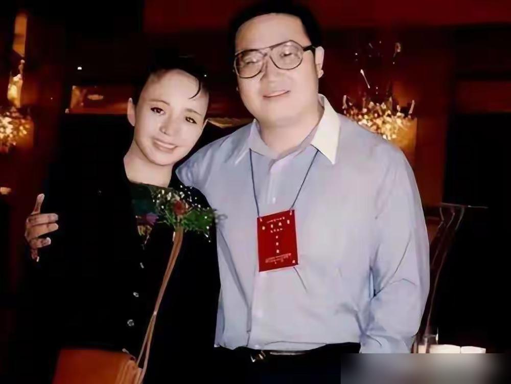 亲爹英达直播喊话‘爸爸老了’，巴图一声不吭。你猜怎么着？他半年流水干到3600万