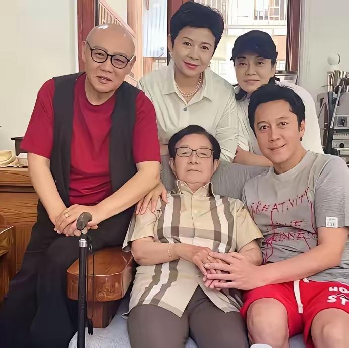 ''音乐教母''与弟子们的合照：镜头中的谷建芬老师短发利落、目光沉和，一副眼