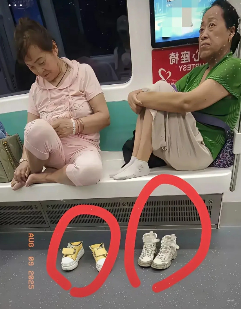 这是把地铁当自家沙发了吗？