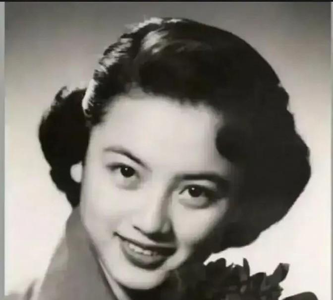 1974年，26岁男警员一见钟情61岁女子，按捺不住内心的躁动。一天晚上，男子敲