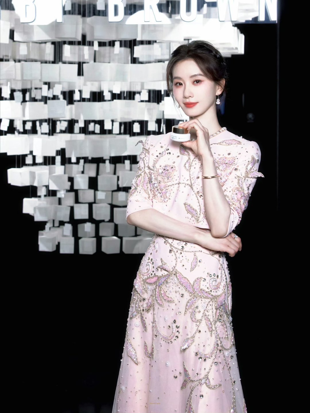 刘诗诗的仙女盘发造型自带仙气，发丝被精心打理成优雅的弧度，顶部的蓬松感衬得颅顶饱