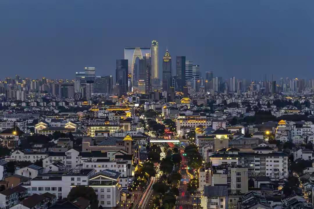 GDP，2025年苏州干了2.76万亿。全国第六。排在它后面的是成都、杭州、武汉