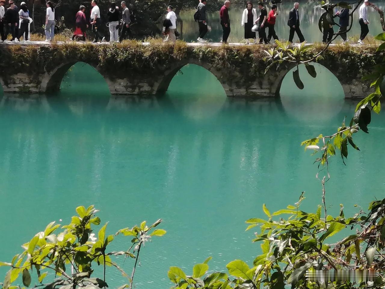 小七孔景区真的超棒。它不只有小七孔古桥，像拉雅瀑布那些景点也美极了。景区很大，套