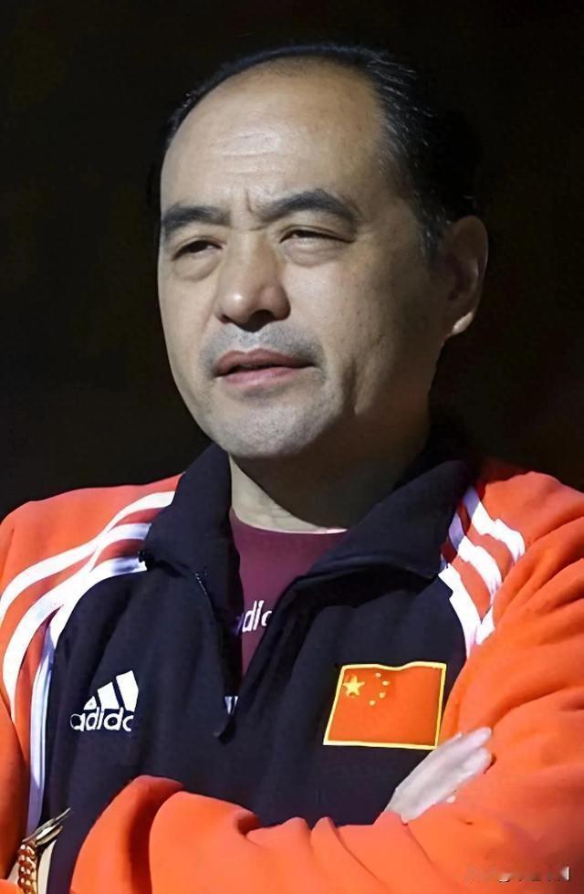 王俊生：1999年5月4日，鲍比·霍顿在广州正式执掌中国国家奥林匹克足球队帅印。