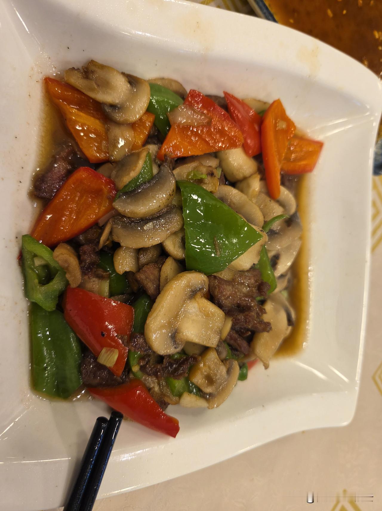 吃着这份美味的蘑菇肉片，加一碗米饭，680里拉，合人民币101。这么贵的饭菜，